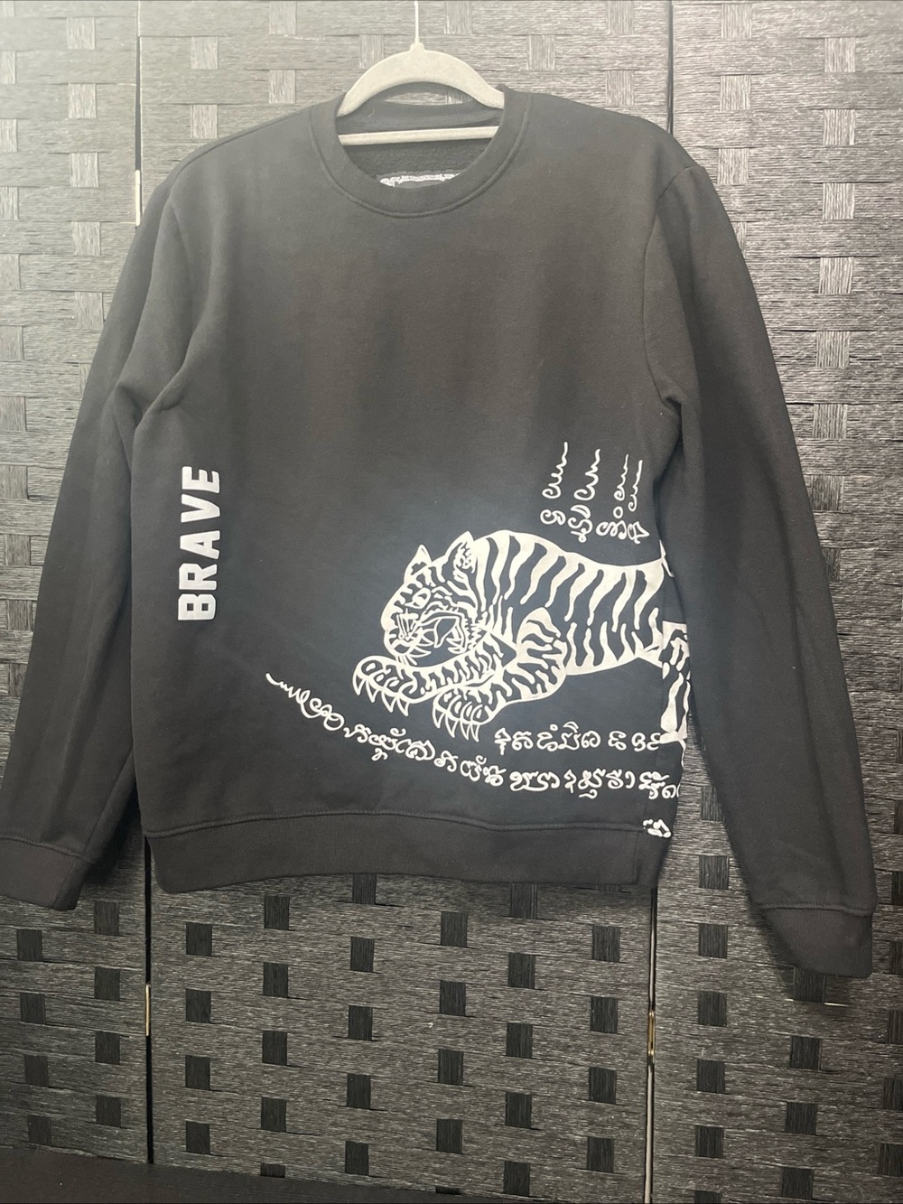 Men’s Blind Rooster "Brave" Graphic Wraparound Tiger Crewneck Sweatshirt Size M